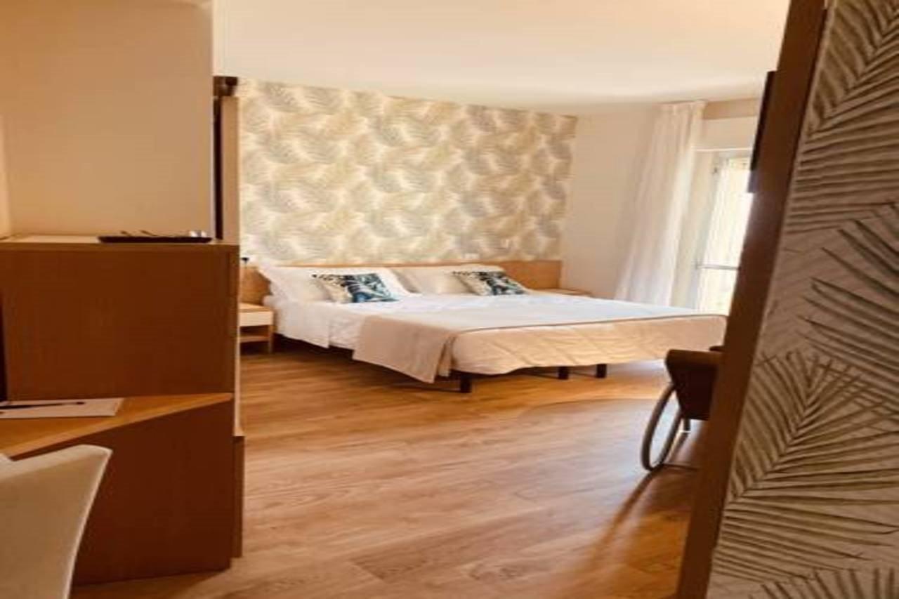 Hotel Montecarlo - Vista Mare Con Piscina & Area Fitness Ричоне Екстериор снимка