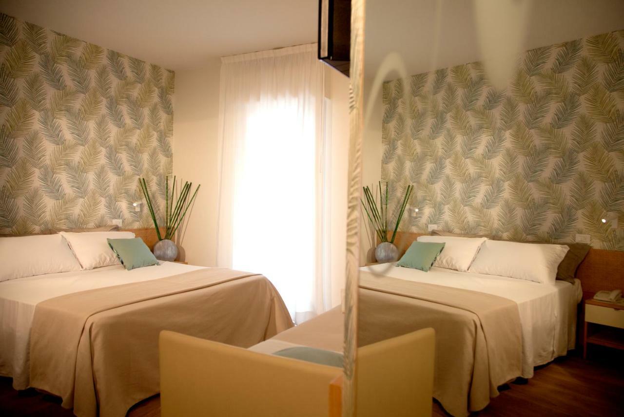 Hotel Montecarlo - Vista Mare Con Piscina & Area Fitness Ричоне Екстериор снимка