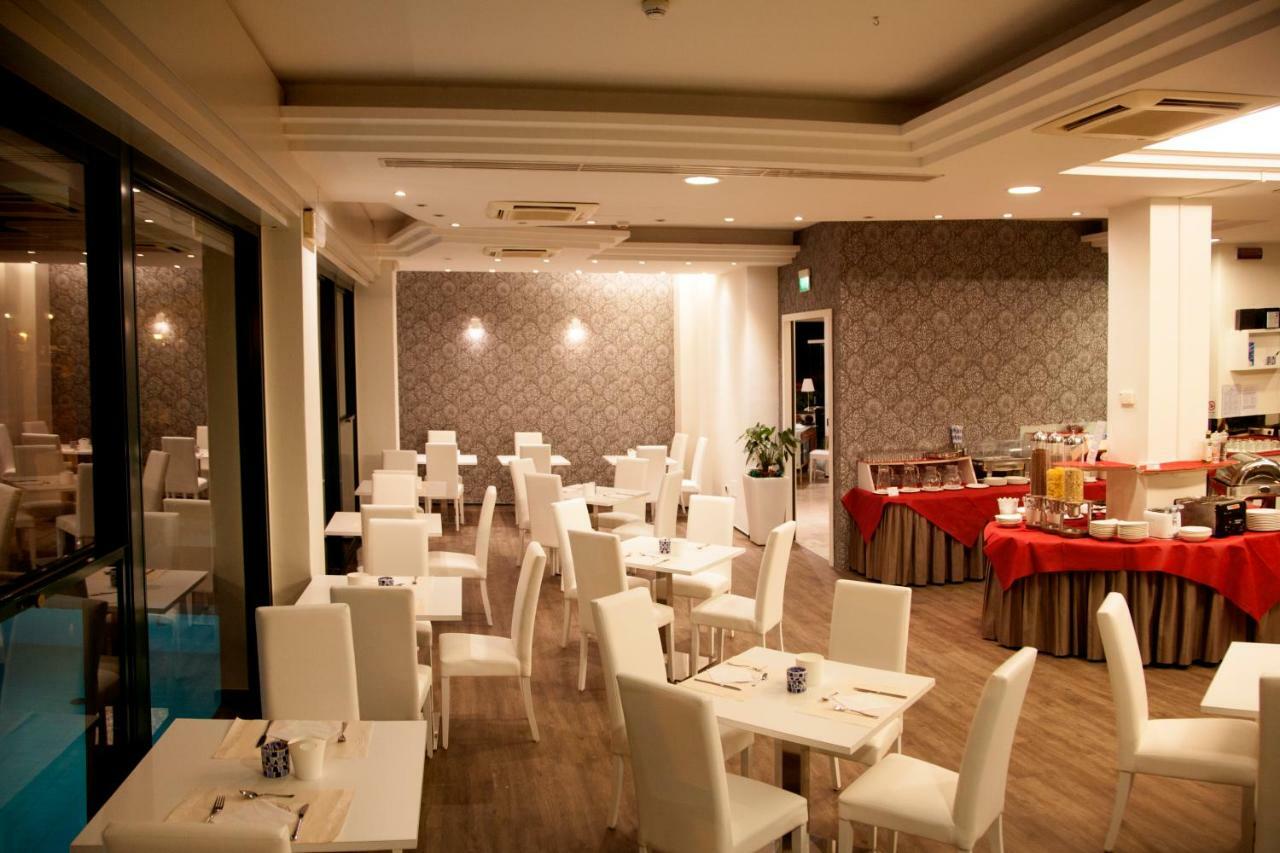 Hotel Montecarlo - Vista Mare Con Piscina & Area Fitness Ричоне Екстериор снимка
