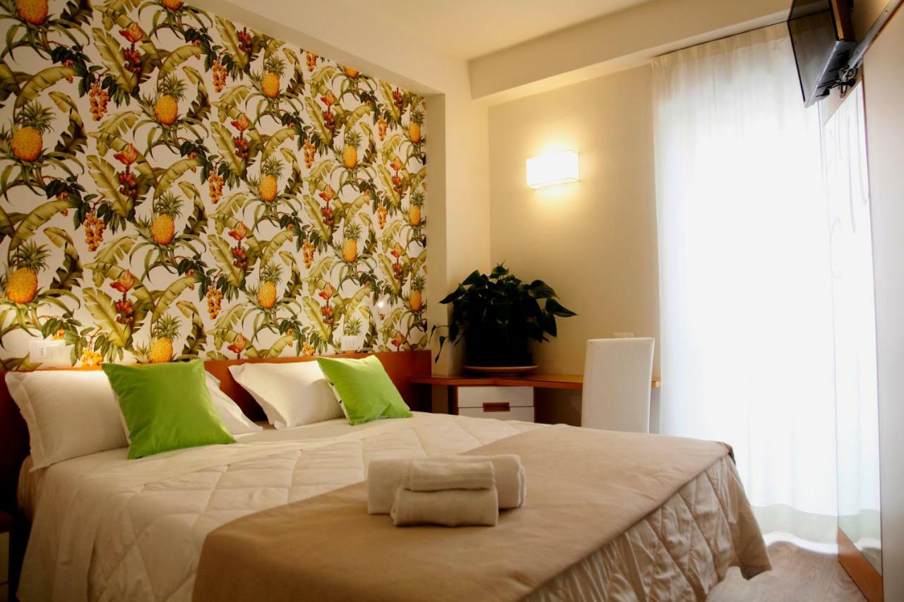 Hotel Montecarlo - Vista Mare Con Piscina & Area Fitness Ричоне Екстериор снимка