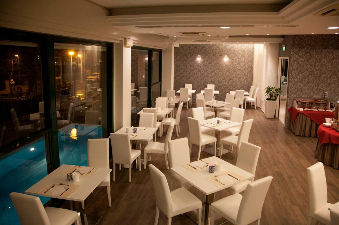 Hotel Montecarlo - Vista Mare Con Piscina & Area Fitness Ричоне Екстериор снимка